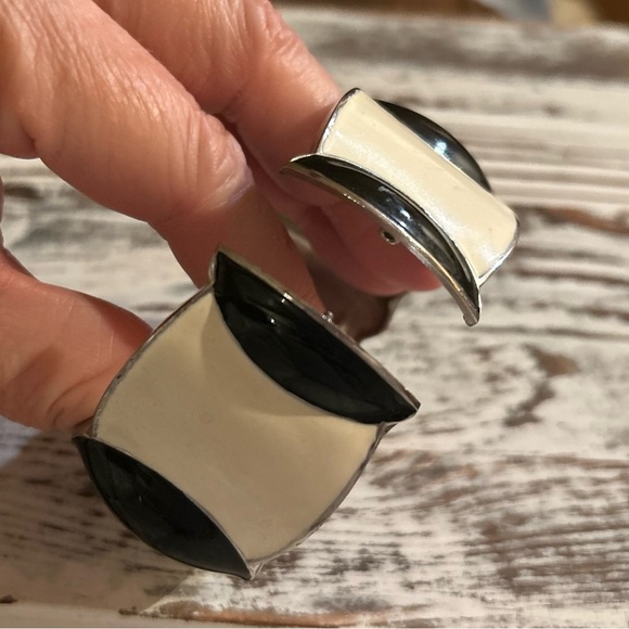 Vintage 80s Oversized Black and Cream Enamel Hinge Cuff Bracelet - Picture 4 of 8
